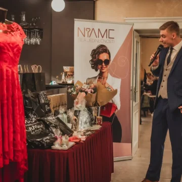 Kabelky NIAME zazářily na přehlídce Nadi Moravcové. Zažili jsme večer plný elegance a inspirace.